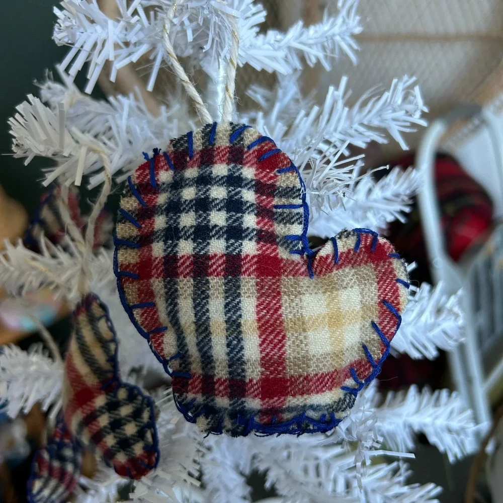 Mitten‎ ornament